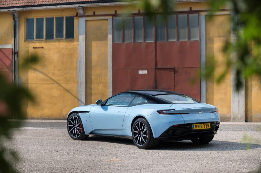  Aston Martin DB11 2016 года  (WW) (фото 21 из 41)